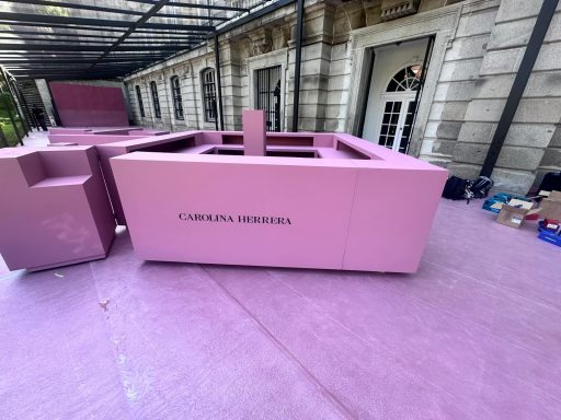 Mueble rosa en un espacio exterior con detalles minimalistas y fondo de pared clara.